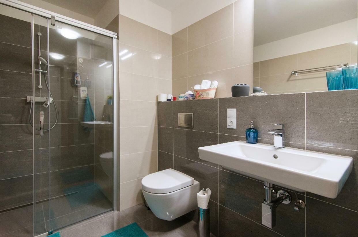 פראג Free Parking In Garage Karolina Plazza, New Cosy Studio With All You Need מראה חיצוני תמונה