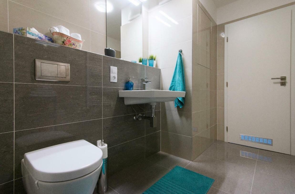 פראג Free Parking In Garage Karolina Plazza, New Cosy Studio With All You Need מראה חיצוני תמונה